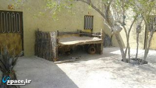 حیاط اقامتگاه نچیدار - قشم - روستای چاهو شرقی