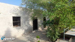 حیاط اقامتگاه نچیدار - قشم - روستای چاهو شرقی